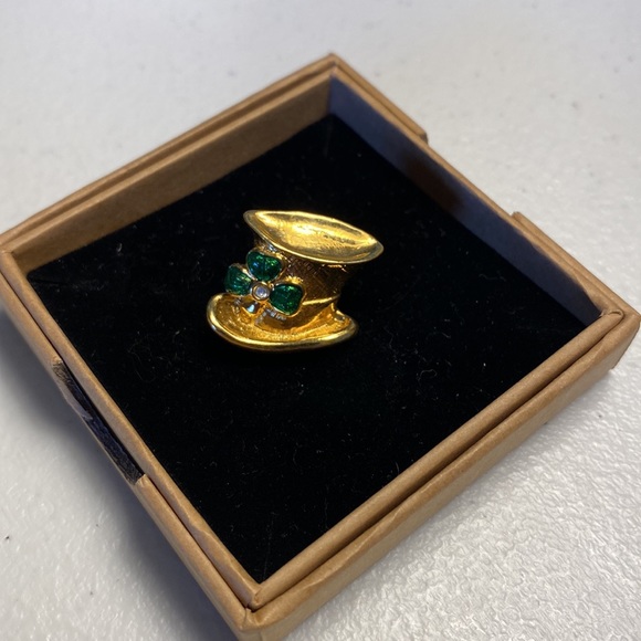Avon Vintage Gold Tone St Patrick’s Top Hat Brooch ☘️ - Picture 2 of 3
